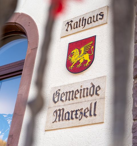 Schild am Rathaus